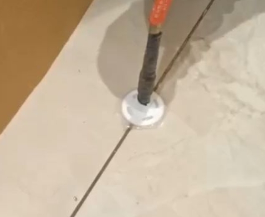 岳阳市瓷砖空鼓维修公司专业解答瓷砖在铺贴过程中，如果没有涂抹均匀到位的粘结材料（如水泥砂浆或瓷砖胶），可能会导致以下问题