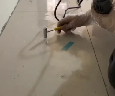 岳阳市瓷砖开裂维修公司专业分享瓷砖在铺贴前如果没有沥干水分，将会导致以下问题
