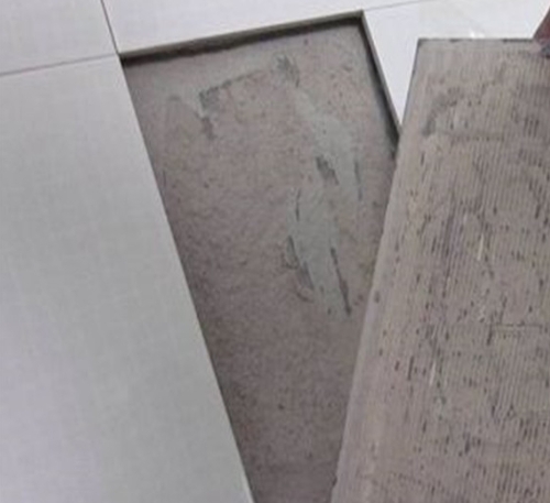 岳阳市瓷砖空鼓维修公司分享瓷砖铺贴时如果打浆（即涂抹在瓷砖背面和基层上的砂浆或瓷砖胶）过少，会带来以下问题